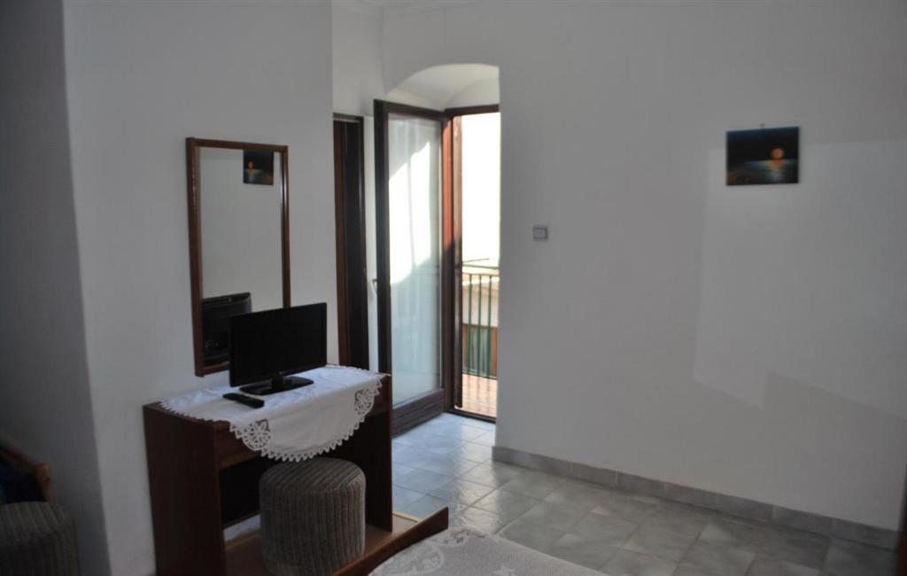 Room Romana 2 ( soba sa bračnim krevetom i terasom) 